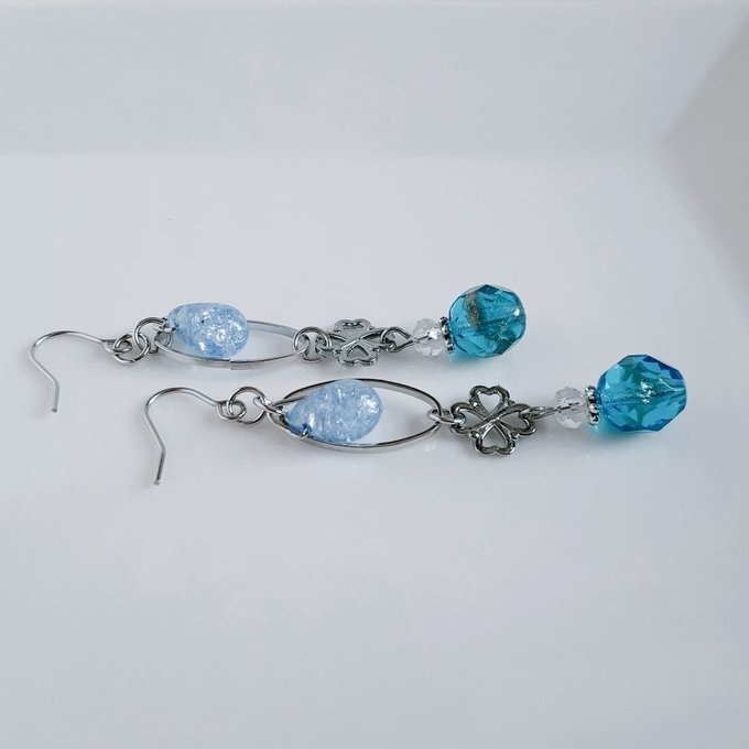 しずくが揺れるオーバルフープとチェコビーズと四葉のクローバーのピアス/イヤリング(アクアブルー)