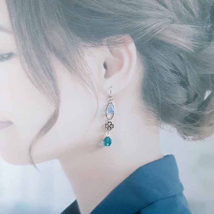しずくが揺れるオーバルフープとチェコビーズと四葉のクローバーのピアス/イヤリング(アクアブルー)