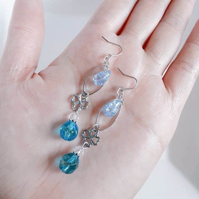 しずくが揺れるオーバルフープとチェコビーズと四葉のクローバーのピアス/イヤリング(アクアブルー)