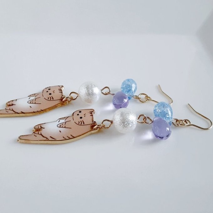 しずくビーズとぶらぶらネコちゃんの可愛いピアス/イヤリング(茶トラ猫×ブルーラベンダー)