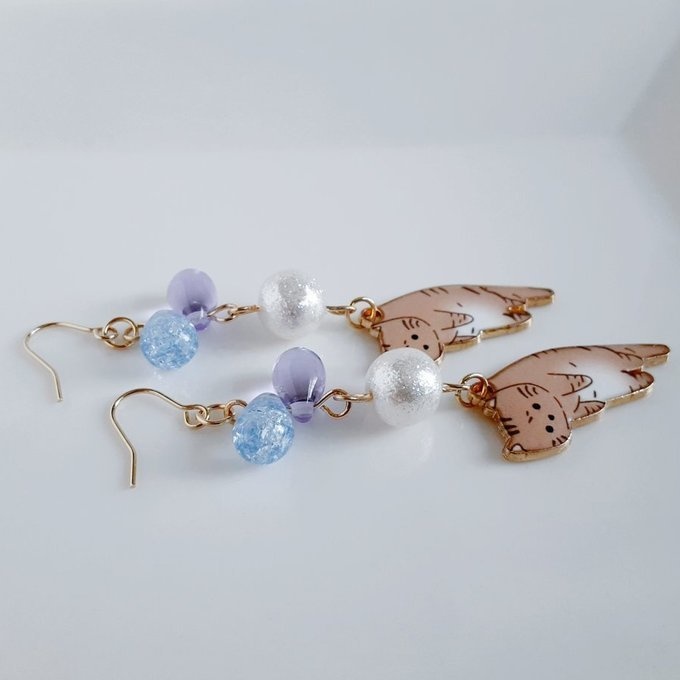 しずくビーズとぶらぶらネコちゃんの可愛いピアス/イヤリング(茶トラ猫×ブルーラベンダー)
