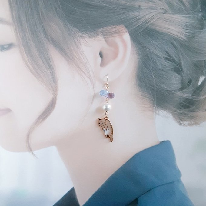 しずくビーズとぶらぶらネコちゃんの可愛いピアス/イヤリング(茶トラ猫×ブルーラベンダー)