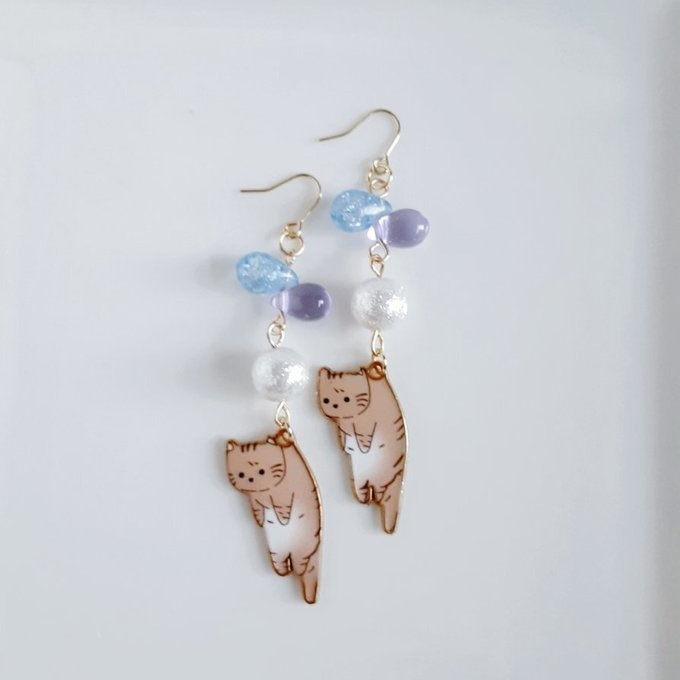 しずくビーズとぶらぶらネコちゃんの可愛いピアス/イヤリング(茶トラ猫×ブルーラベンダー)