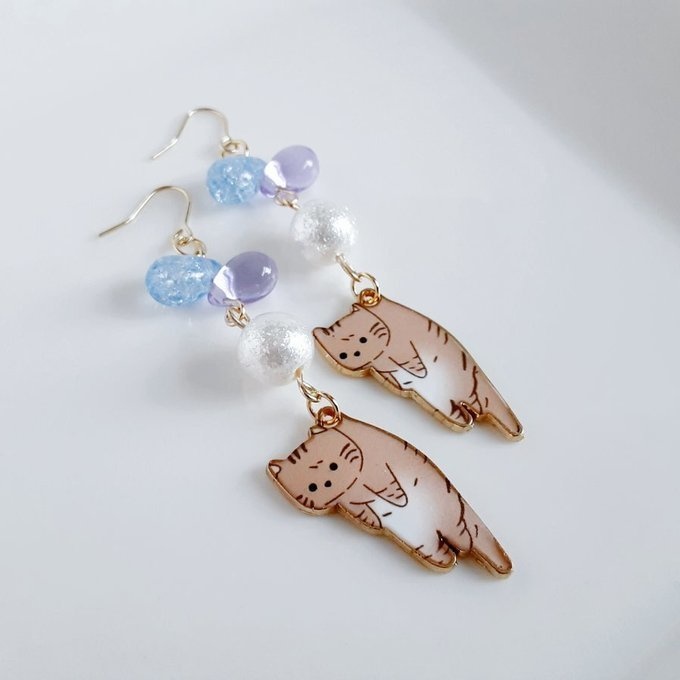 しずくビーズとぶらぶらネコちゃんの可愛いピアス/イヤリング(茶トラ猫×ブルーラベンダー)