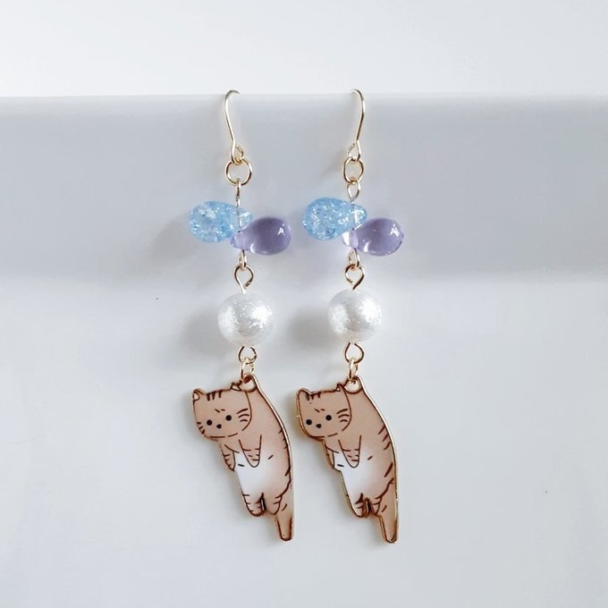 しずくビーズとぶらぶらネコちゃんの可愛いピアス/イヤリング(茶トラ猫×ブルーラベンダー)