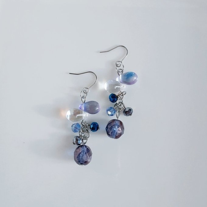 再販☆チェコビーズが揺れる☆しずくとガラスビーズのプチジャラジャラピアス/イヤリング(ブルーバイオレット)