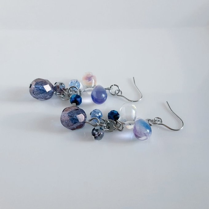 再販☆チェコビーズが揺れる☆しずくとガラスビーズのプチジャラジャラピアス/イヤリング(ブルーバイオレット)