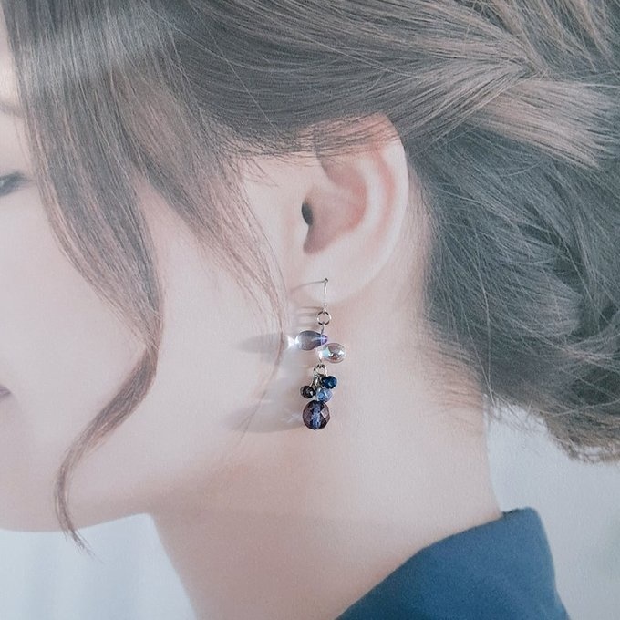 再販☆チェコビーズが揺れる☆しずくとガラスビーズのプチジャラジャラピアス/イヤリング(ブルーバイオレット)