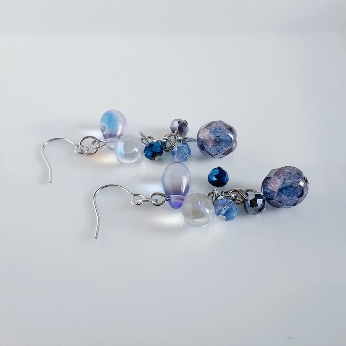 再販☆チェコビーズが揺れる☆しずくとガラスビーズのプチジャラジャラピアス/イヤリング(ブルーバイオレット)