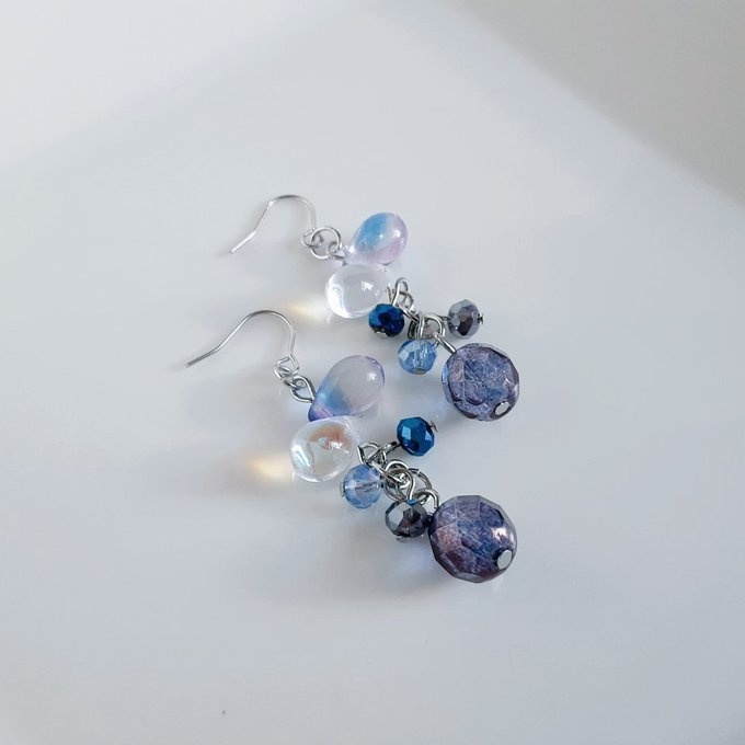 再販☆チェコビーズが揺れる☆しずくとガラスビーズのプチジャラジャラピアス/イヤリング(ブルーバイオレット)