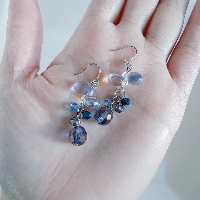 再販☆チェコビーズが揺れる☆しずくとガラスビーズのプチジャラジャラピアス/イヤリング(ブルーバイオレット)