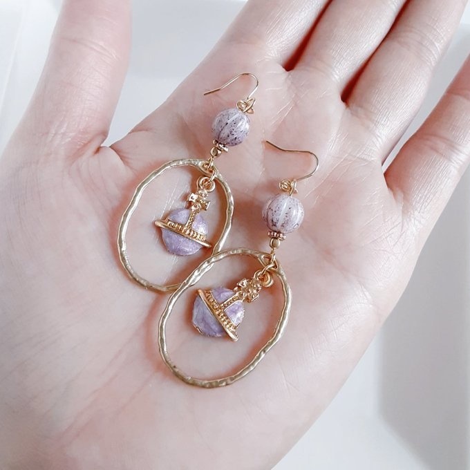 土星チャームが揺れるオーバルチャームとチェコビーズの大ぶりピアス/イヤリング(アンティークパープル)