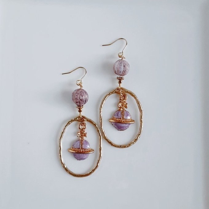 土星チャームが揺れるオーバルチャームとチェコビーズの大ぶりピアス/イヤリング(アンティークパープル)