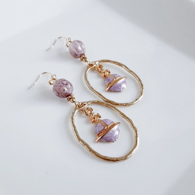 土星チャームが揺れるオーバルチャームとチェコビーズの大ぶりピアス/イヤリング(アンティークパープル)