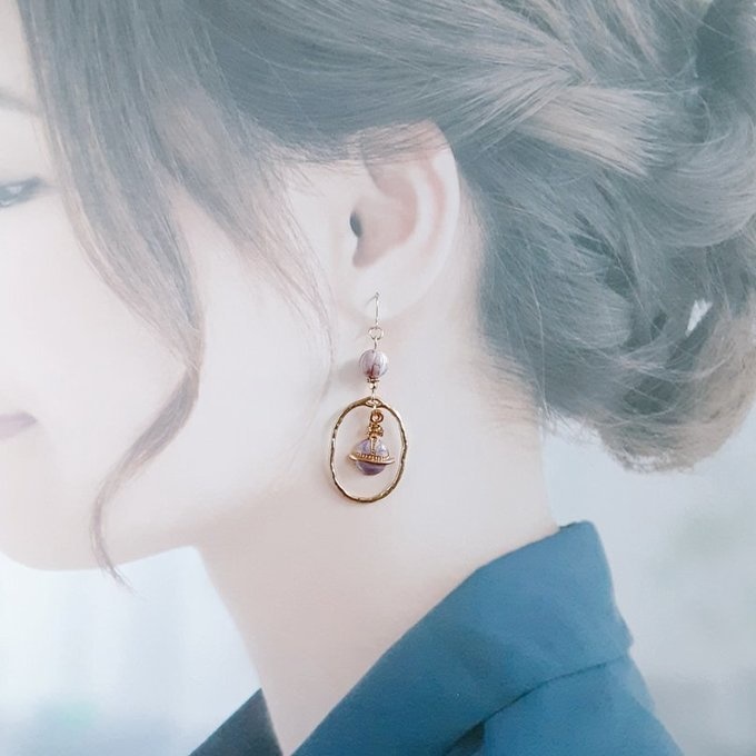 土星チャームが揺れるオーバルチャームとチェコビーズの大ぶりピアス/イヤリング(アンティークパープル)