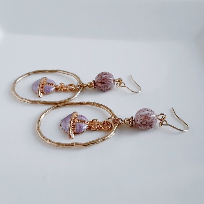 土星チャームが揺れるオーバルチャームとチェコビーズの大ぶりピアス/イヤリング(アンティークパープル)