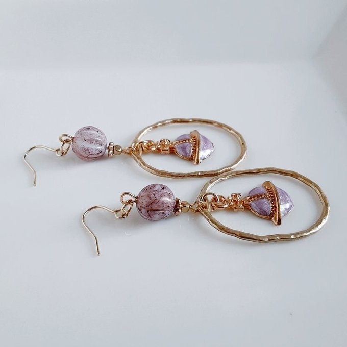 土星チャームが揺れるオーバルチャームとチェコビーズの大ぶりピアス/イヤリング(アンティークパープル)