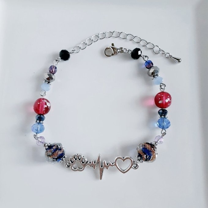 猫の肉球、心電図、ハートチャームが可愛い☆とんぼ玉ビーズとガラスビーズのブルーピンクカラーのブレスレット