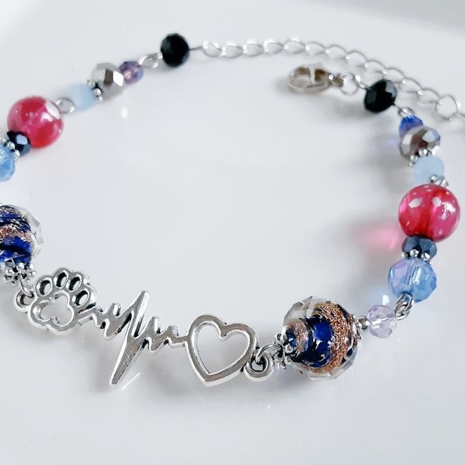 猫の肉球、心電図、ハートチャームが可愛い☆とんぼ玉ビーズとガラスビーズのブルーピンクカラーのブレスレット
