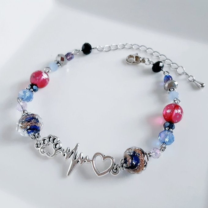 猫の肉球、心電図、ハートチャームが可愛い☆とんぼ玉ビーズとガラスビーズのブルーピンクカラーのブレスレット