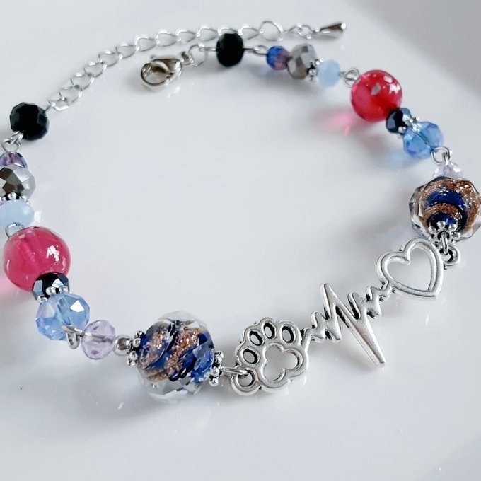猫の肉球、心電図、ハートチャームが可愛い☆とんぼ玉ビーズとガラスビーズのブルーピンクカラーのブレスレット