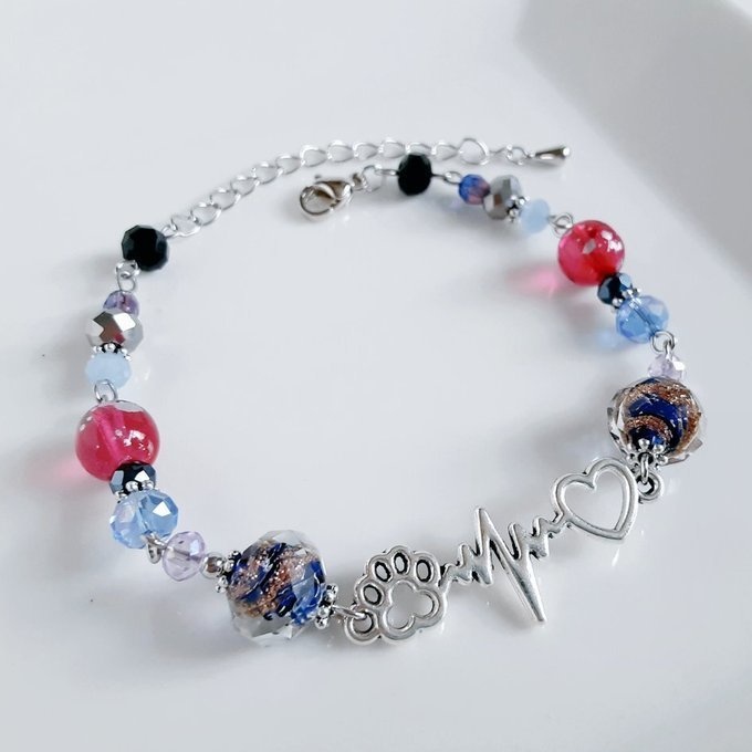 猫の肉球、心電図、ハートチャームが可愛い☆とんぼ玉ビーズとガラスビーズのブルーピンクカラーのブレスレット