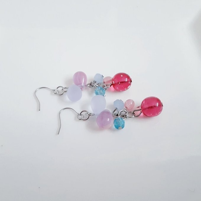 チェコビーズが揺れる☆しずくとガラスビーズのプチジャラジャラピアス/イヤリング(ピンク×淡いブルー)
