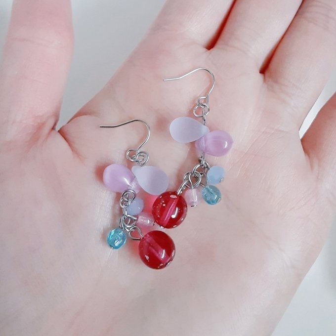 チェコビーズが揺れる☆しずくとガラスビーズのプチジャラジャラピアス/イヤリング(ピンク×淡いブルー)