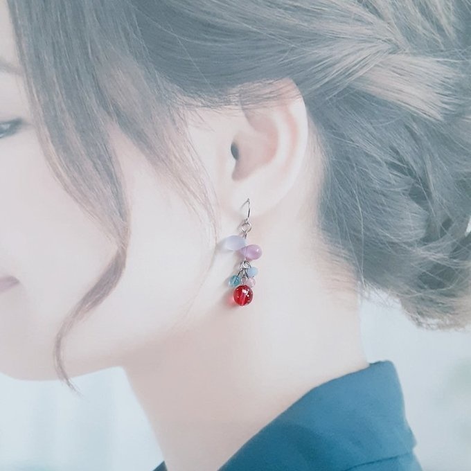 チェコビーズが揺れる☆しずくとガラスビーズのプチジャラジャラピアス/イヤリング(ピンク×淡いブルー)