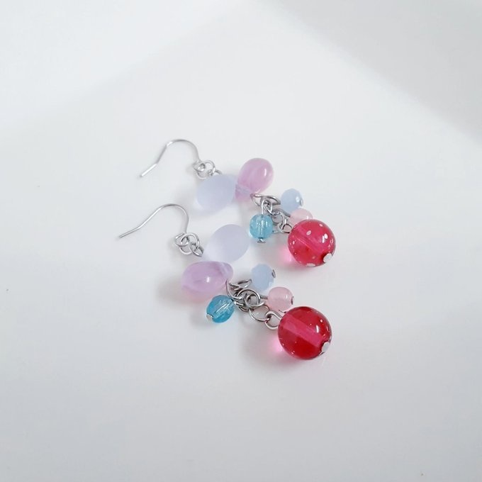 チェコビーズが揺れる☆しずくとガラスビーズのプチジャラジャラピアス/イヤリング(ピンク×淡いブルー)