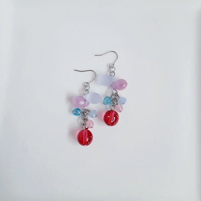 チェコビーズが揺れる☆しずくとガラスビーズのプチジャラジャラピアス/イヤリング(ピンク×淡いブルー)