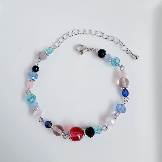 チェコビーズとガラスビーズのアクアブルーと淡いピンク色のブレスレット