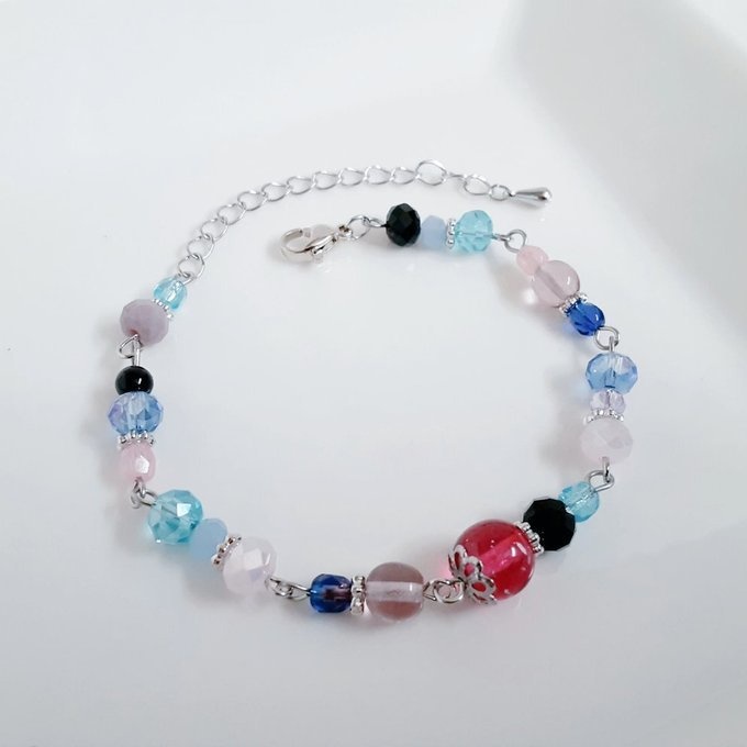 チェコビーズとガラスビーズのアクアブルーと淡いピンク色のブレスレット
