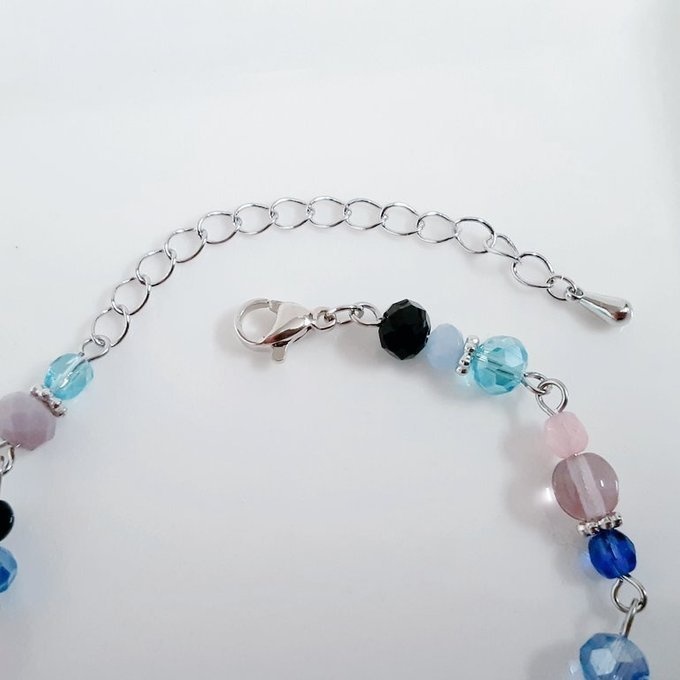 チェコビーズとガラスビーズのアクアブルーと淡いピンク色のブレスレット