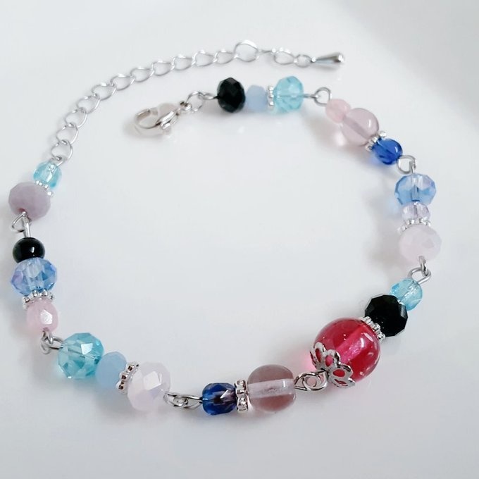 チェコビーズとガラスビーズのアクアブルーと淡いピンク色のブレスレット