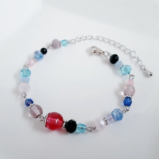 チェコビーズとガラスビーズのアクアブルーと淡いピンク色のブレスレット