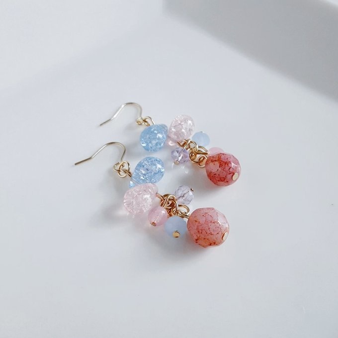 チェコビーズが揺れる☆しずくとガラスビーズのプチジャラジャラピアス/イヤリング(アンティークピンク)