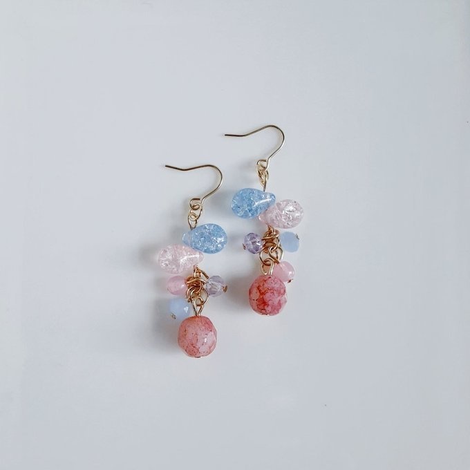 チェコビーズが揺れる☆しずくとガラスビーズのプチジャラジャラピアス/イヤリング(アンティークピンク)