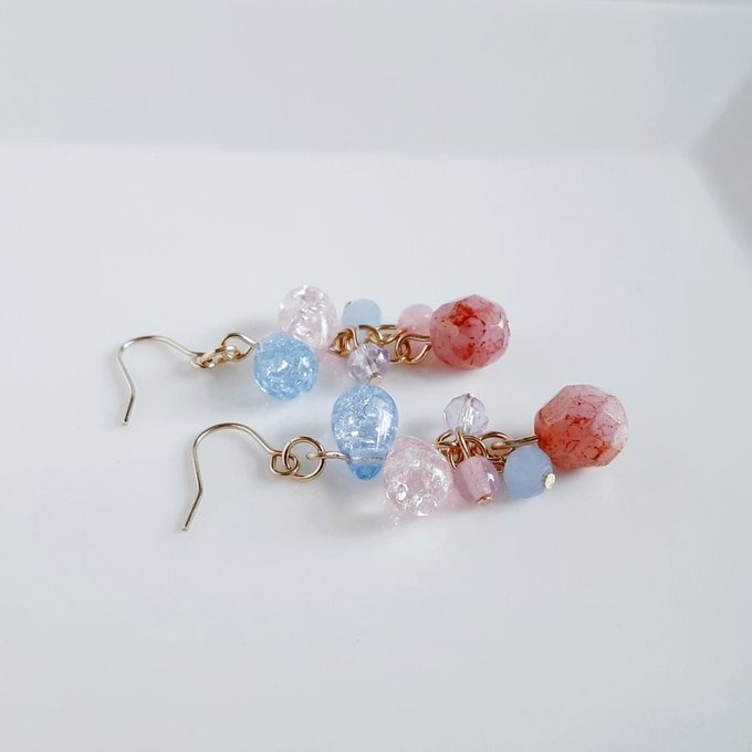 チェコビーズが揺れる☆しずくとガラスビーズのプチジャラジャラピアス/イヤリング(アンティークピンク)