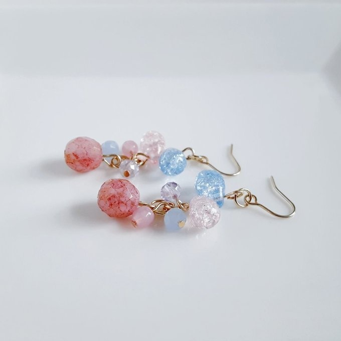 チェコビーズが揺れる☆しずくとガラスビーズのプチジャラジャラピアス/イヤリング(アンティークピンク)