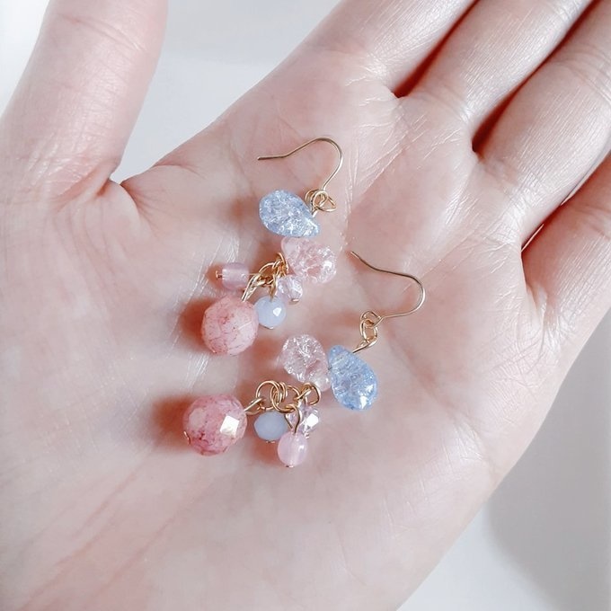 チェコビーズが揺れる☆しずくとガラスビーズのプチジャラジャラピアス/イヤリング(アンティークピンク)