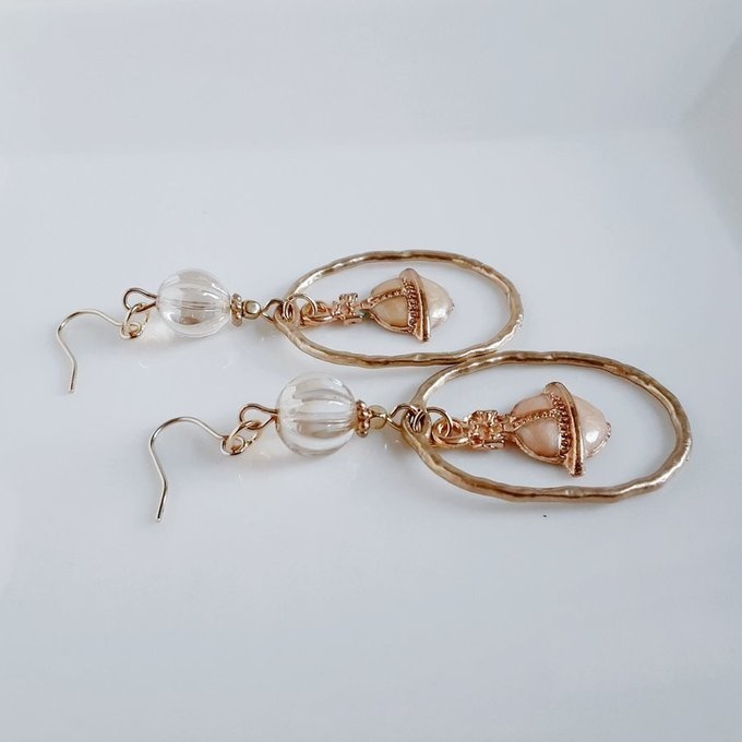 土星チャームが揺れるオーバルチャームとチェコビーズの大ぶりピアス/イヤリング(ライトベージュ)