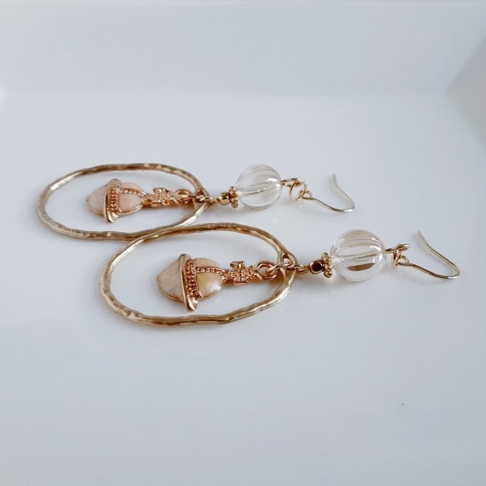 土星チャームが揺れるオーバルチャームとチェコビーズの大ぶりピアス/イヤリング(ライトベージュ)