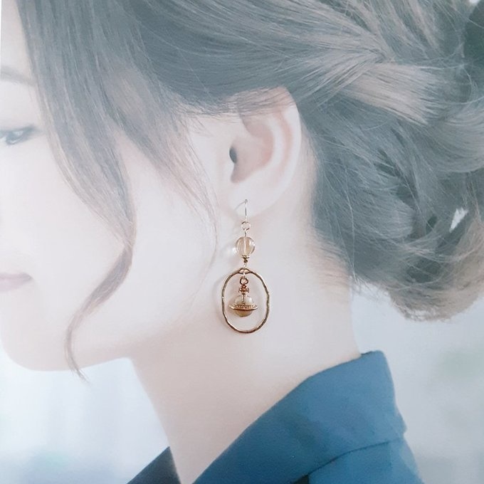 土星チャームが揺れるオーバルチャームとチェコビーズの大ぶりピアス/イヤリング(ライトベージュ)