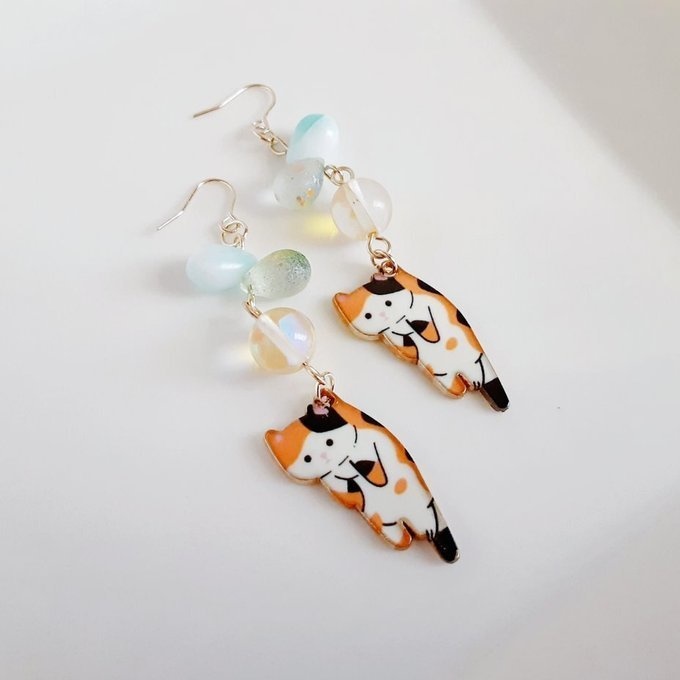 再販☆しずくビーズとぶらぶらネコちゃんの可愛いピアス/イヤリング(三毛猫×イエローグリーン)
