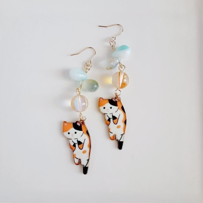 再販☆しずくビーズとぶらぶらネコちゃんの可愛いピアス/イヤリング(三毛猫×イエローグリーン)