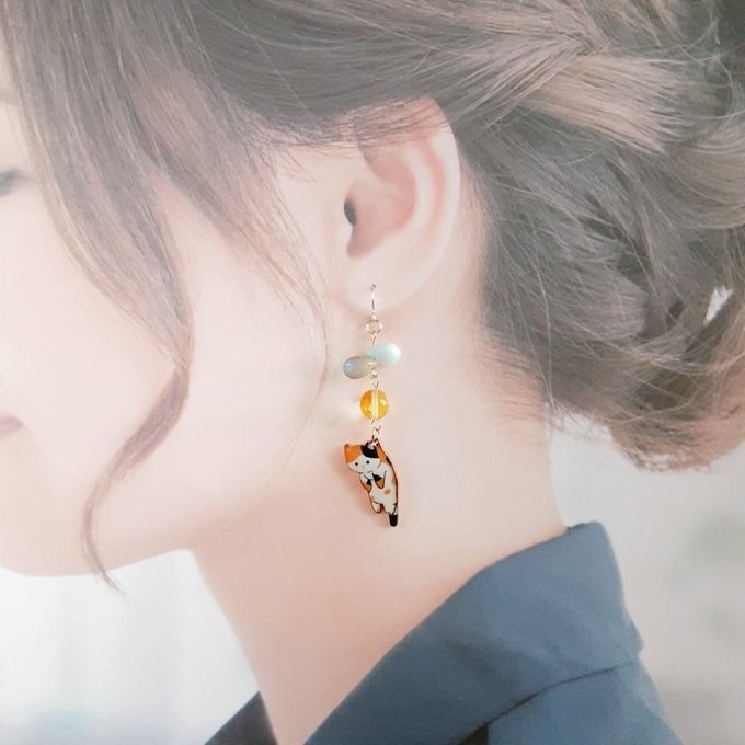 再販☆しずくビーズとぶらぶらネコちゃんの可愛いピアス/イヤリング(三毛猫×イエローグリーン)