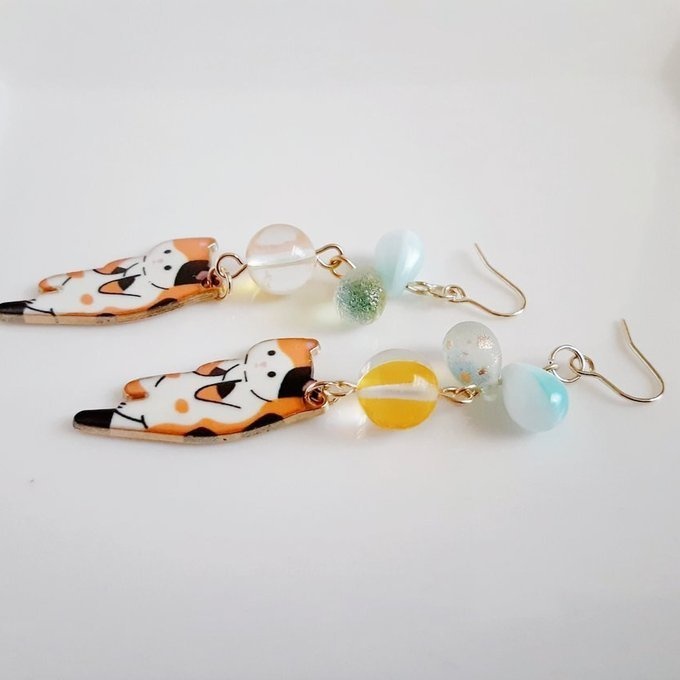 再販☆しずくビーズとぶらぶらネコちゃんの可愛いピアス/イヤリング(三毛猫×イエローグリーン)