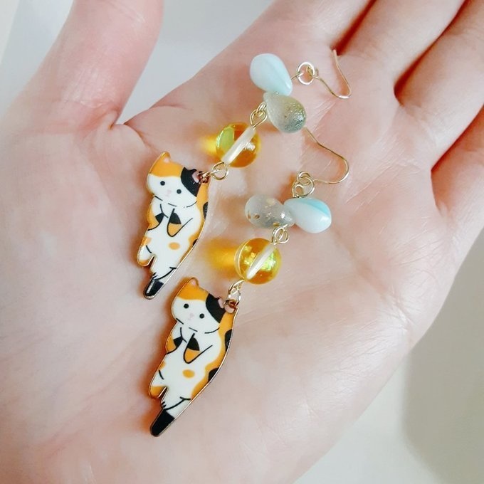再販☆しずくビーズとぶらぶらネコちゃんの可愛いピアス/イヤリング(三毛猫×イエローグリーン)