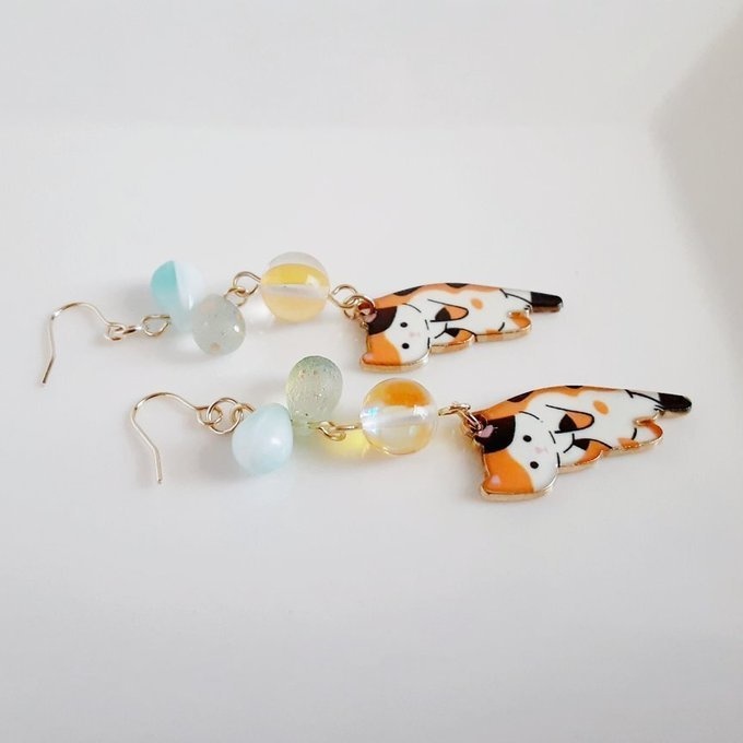 再販☆しずくビーズとぶらぶらネコちゃんの可愛いピアス/イヤリング(三毛猫×イエローグリーン)
